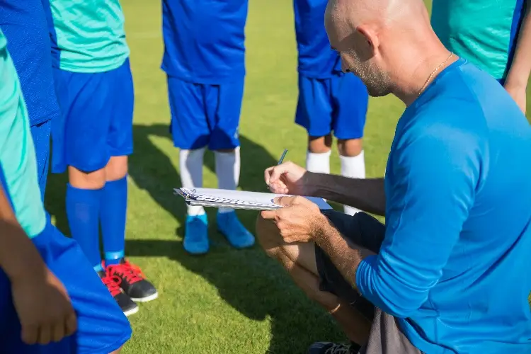 Dura sanción a DT en Portugal por insultos s3xistas una árbitra