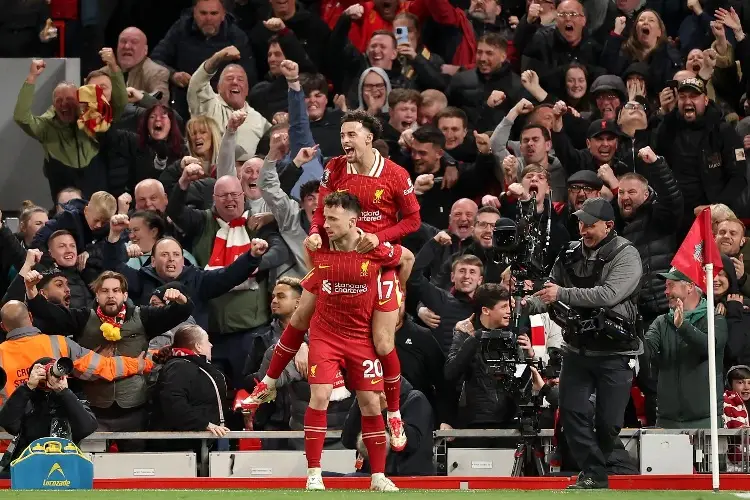 Liverpool gana un derbi polémico