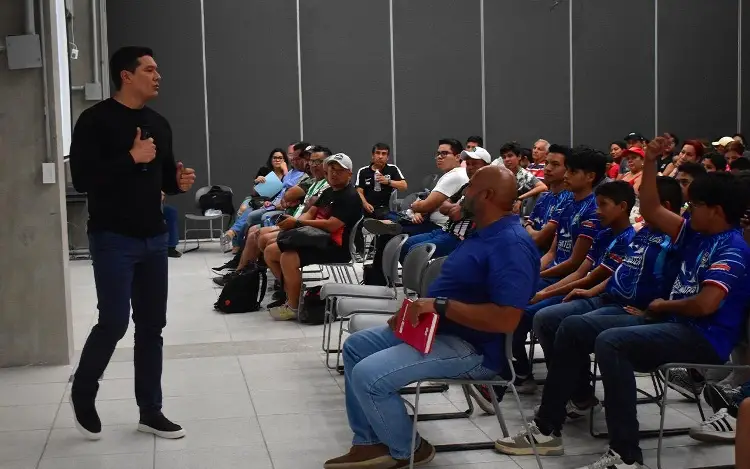 Melitón Hernández y Rogelio Martínez brindan plática al futuro del fútbol en Veracruz 