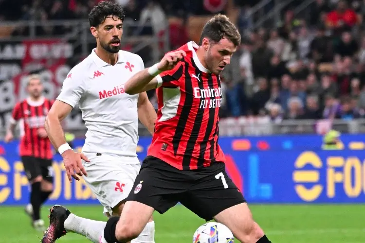 Santiago Giménez termina lesionado y AC Milan no puede ganarle a la Fiorentina