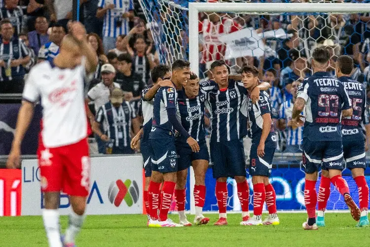 Rayados se olvida de la polémica y domina a las Chivas