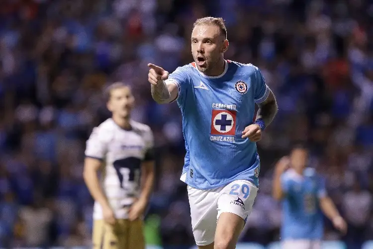 Cruz Azul remonta a los Pumas en Puebla