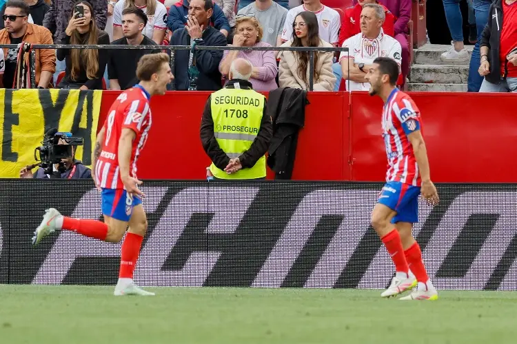 Atlético de Madrid resiste y sigue en la pelea por el título
