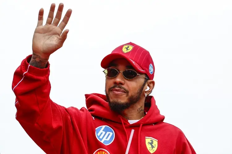 Hamilton se queja de su coche en Ferrari