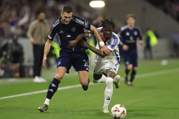 Manchester United sufre por sus propios errores en la Europa League