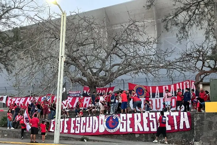 Celebran aniversario de los Tiburones Rojos de Veracruz 