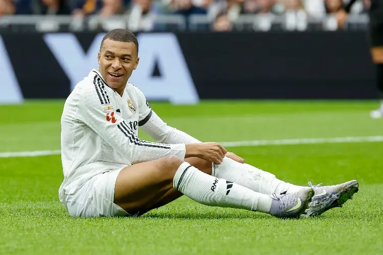Mbappé dolido por afectar a sus compañeros tras expulsión