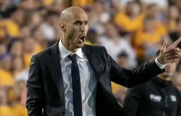 Guido Pizarro da cachetadón a auxiliar de Rayados (VIDEO)