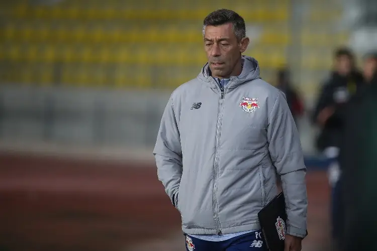 Corren a Pedro Caixinha de Santos