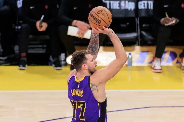 Doncic encabeza la lista de camisetas más vendidas de la NBA