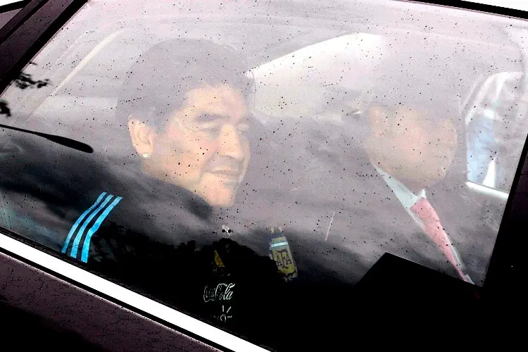 Médicos de Maradona se preocuparon solo por adicciones y no por la salud