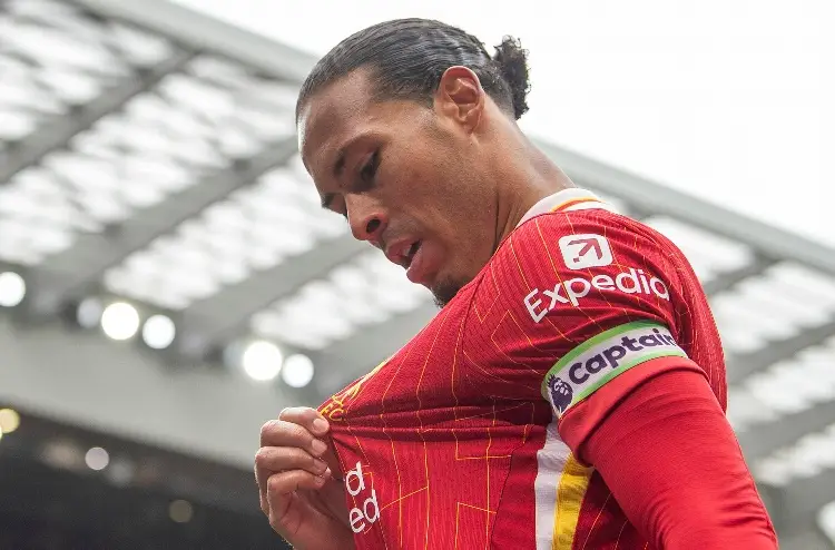 Van Dijk renueva con el Liverpool
