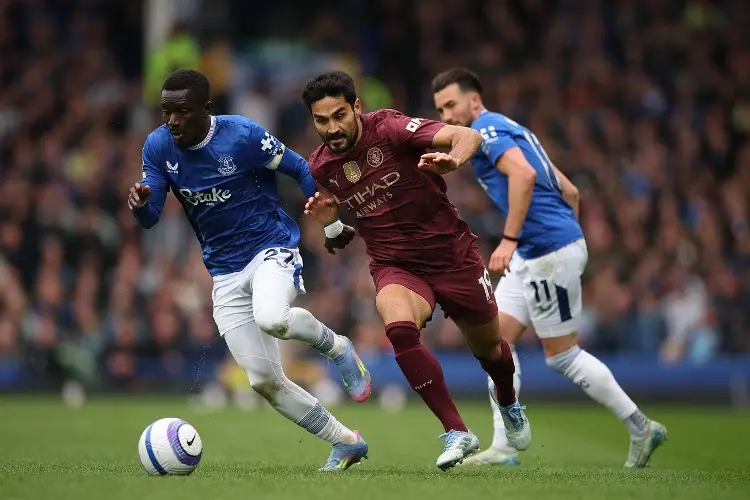 Manchester City sufre para vencer al Everton en la Premier League 
