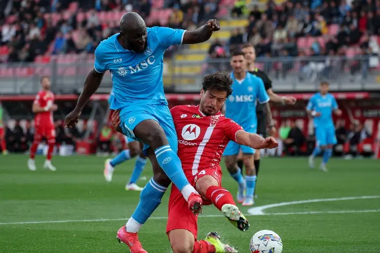 Napoli mantiene firme su lucha por el campeonato de la Serie A