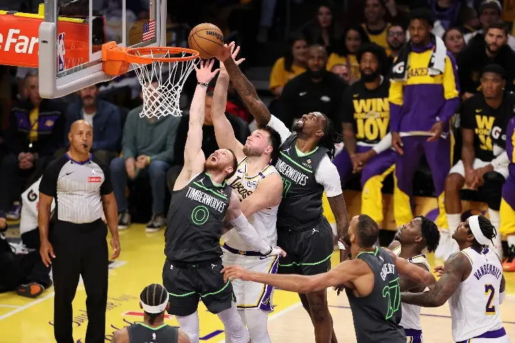 NBA: Los Wolves destrozan a los Lakers en el primer asalto