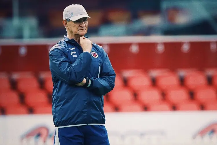 Ex DT del Tiburón sale del retiro para trabajar en una selección nacional