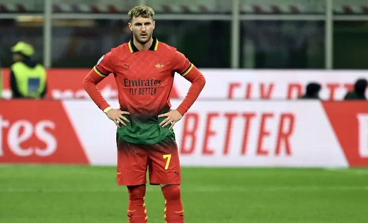 DT del AC Milan sale en defensa de Santi Giménez