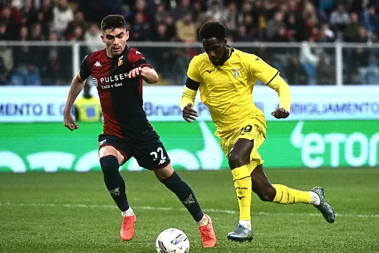 Johan Vásquez y Genoa sufren derrota ante la Lazio