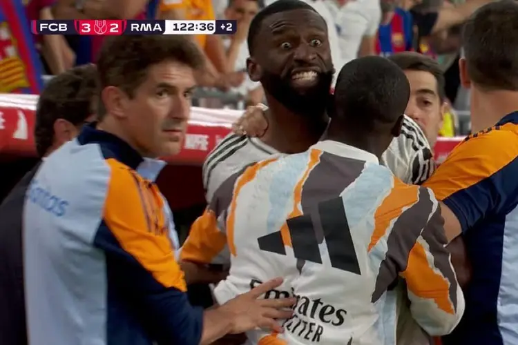Rüdiger enfurece y por poco golpea al árbitro (VIDEO)