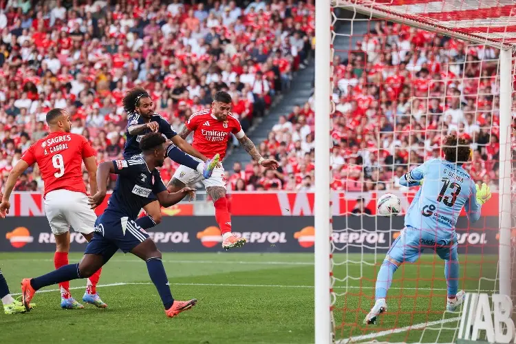¡Descenso a la vista! Memo Ochoa recibe tremenda goleada del Benfica