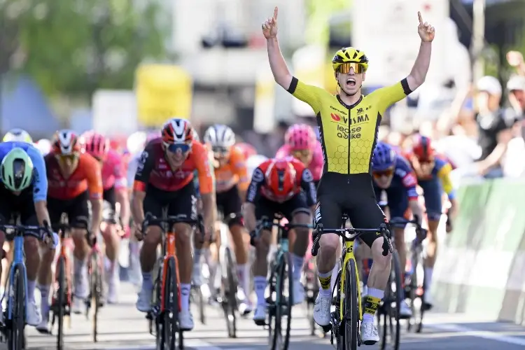 Matthew Brennan gana la primera etapa en línea del Tour de Romandía 2025