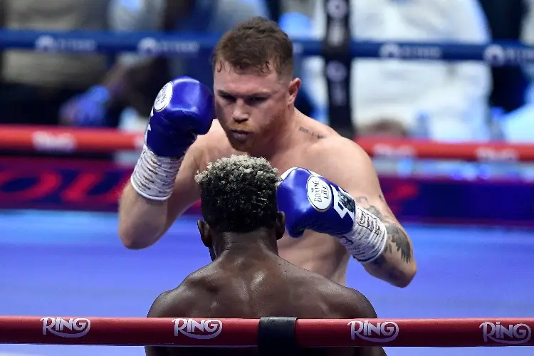 'Canelo' con pocas emociones, se impone a William Scull