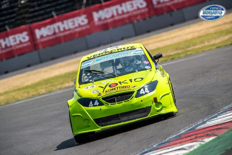 Laura Sanz Ortiz sube al podio en la Copa 1.8 del SPEEDFEST FIA TCR WORLD TOUR 2025