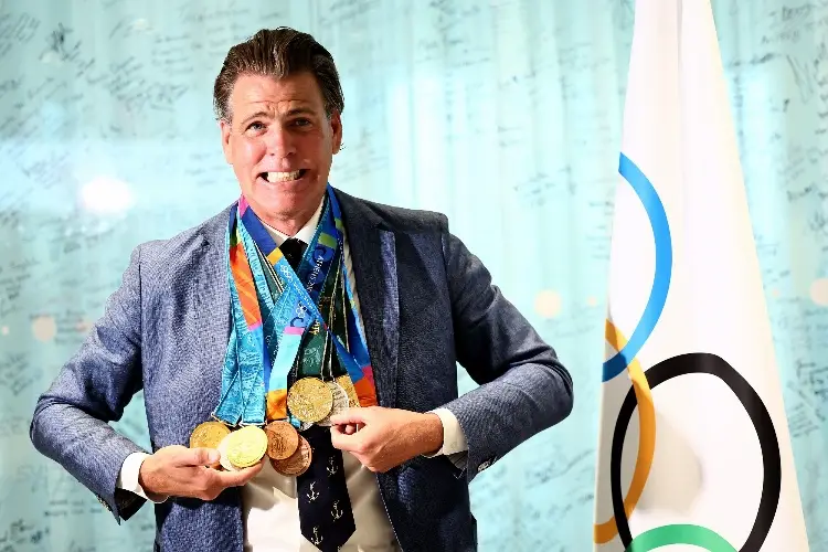 Histórico atleta recibe réplicas de las 10 medallas olímpicas que perdió en un incendio