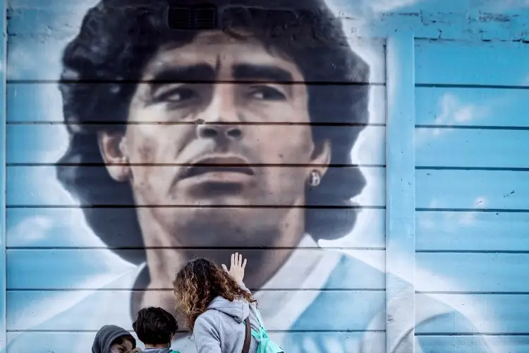 Maradona no debía salir de la clínica: declara médico en juicio por su muerte
