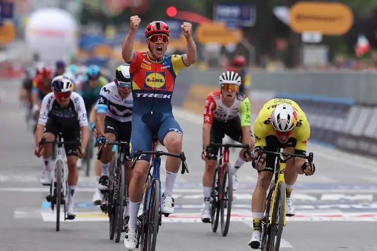 Mads Pedersen gana la etapa 1 del Giro de Italia 2025 y se viste de rosa