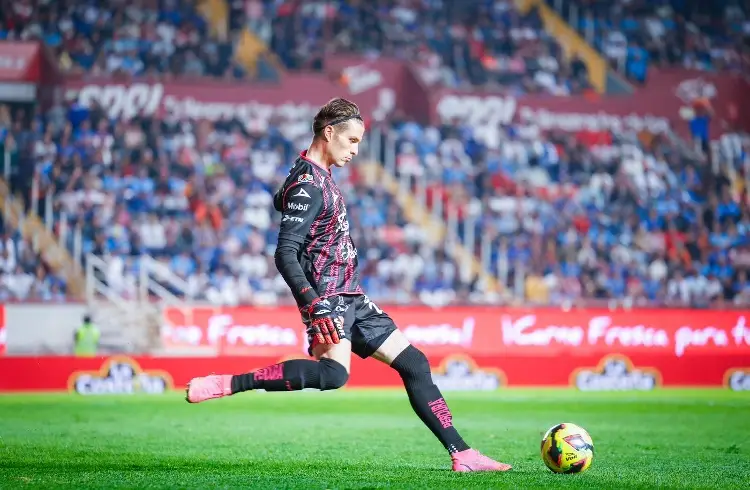 Portero del Necaxa enloquece y le pega un cabezazo a la cámara (VIDEO)