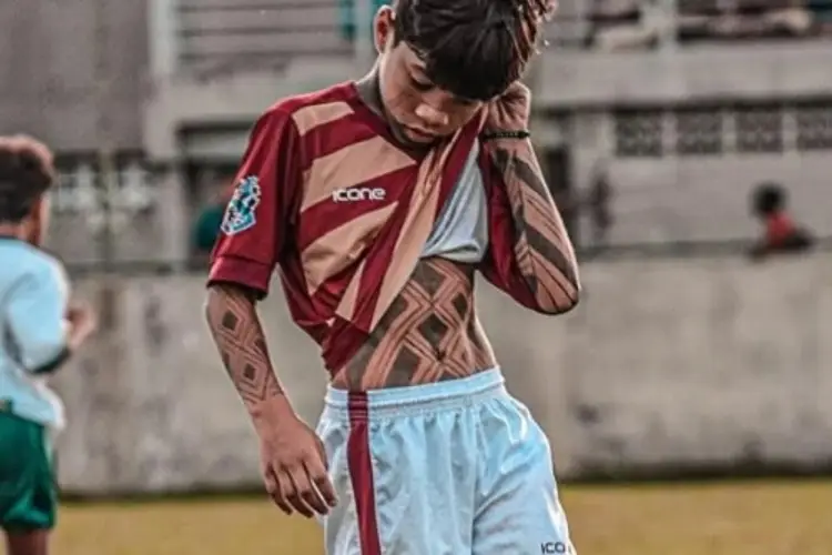 Bryan, el futbolista Sub-10 que se vuelve viral por sus tatuajes