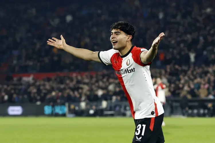 Mexicano Carrillo se queda sin minutos en juego del Feyenoord