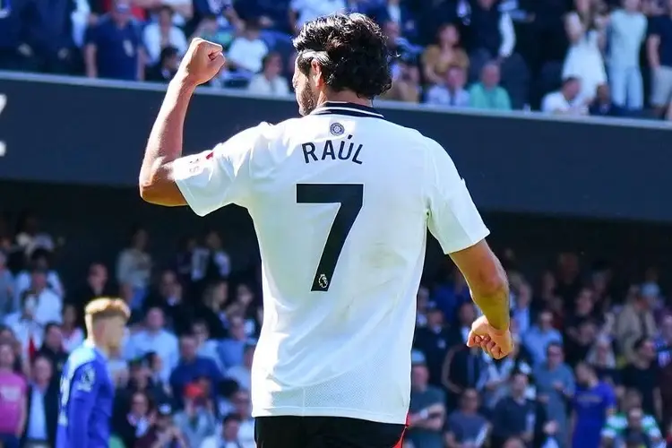 Raúl Jiménez extiende contrato con Fulham 