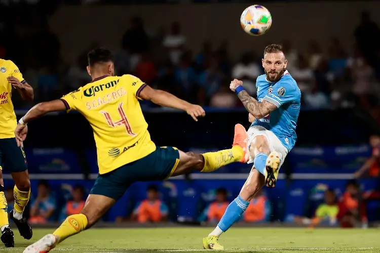 Cruz Azul con un expulsado vence al América y se pone en ventaja en la semifinal