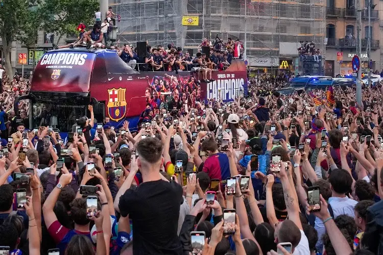 ¡Fiesta total! Así celebra Barcelona y su afición el triplete de títulos (VIDEOS)