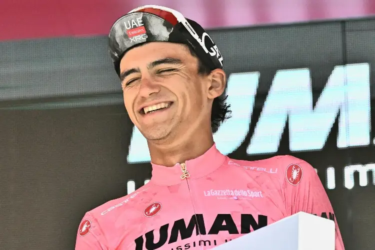 Mexicano Isaac del Toro llora al ser nuevo líder del Giro de Italia