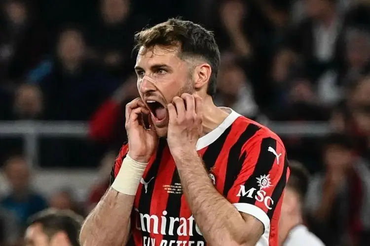 ¡Expulsan a Santi Giménez en Italia! (VIDEO)