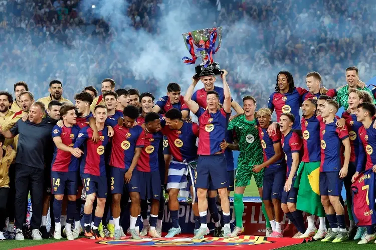 Ni la derrota ante Villarreal impide que Barcelona celebre el título de La Liga con sus fans