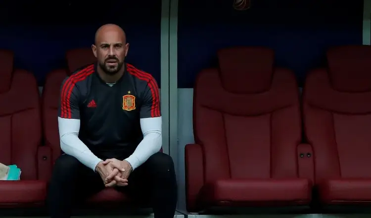 El histórico portero Pepe Reina anuncia su retiro como profesional