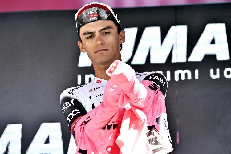 Mexicano Isaac del Toro sigue de líder en Giro de Italia