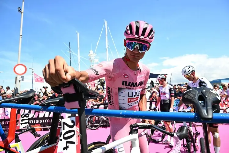 ¡Mexicano del Toro sigue líder en el Giro! Carapaz gana la etapa