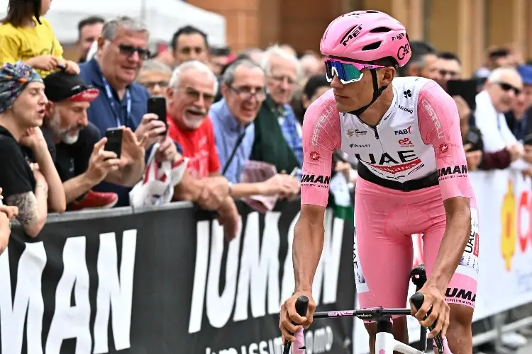 Del Toro, el mexicano, sigue siendo líder en el Giro de Italia