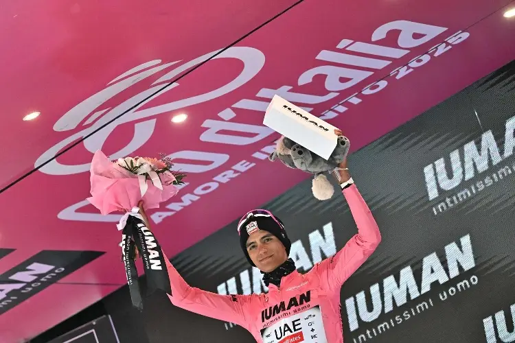 Isaac del Toro, líder del Giro de Italia, toma con calma su responsabilidad