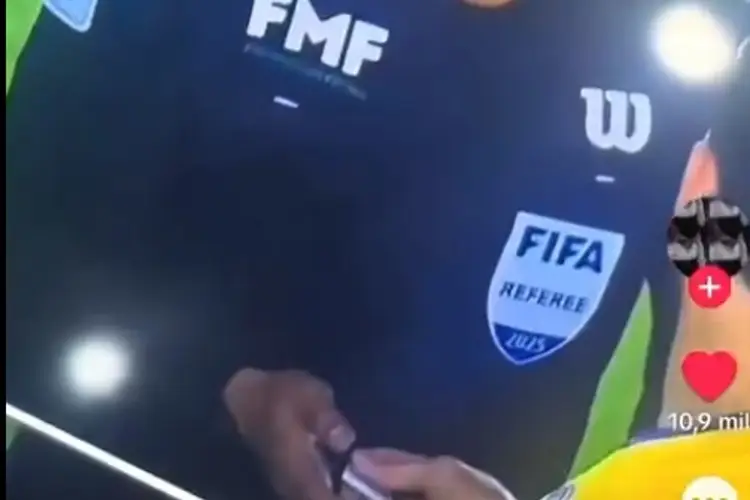 ¿Qué le dio Henry Martín al árbitro antes de la Final? (VIDEO)