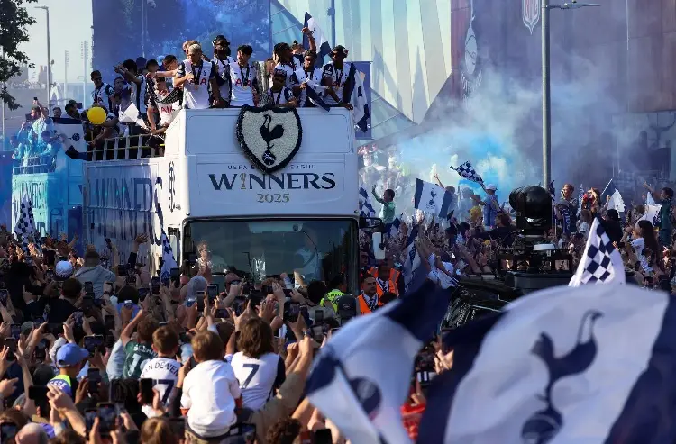 Tottenham celebra por las calles de Londres