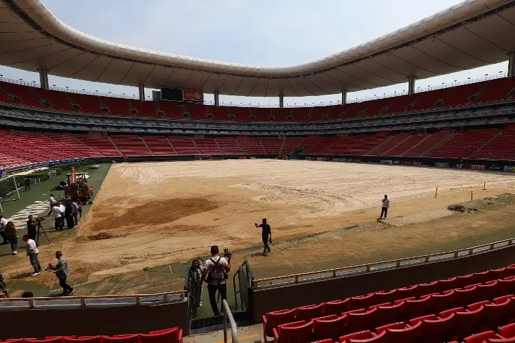 ¿Qué está pasando? Dejaron sin pasto OTRA VEZ al Estadio de Chivas 