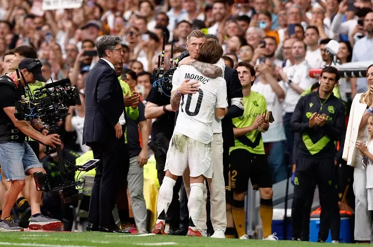 ¡Vaya momento! Toni Kroos llega a la despedida de Luka Modric (VIDEO)