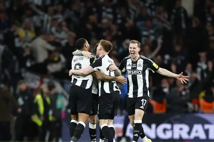 Newcastle sufre, pero consigue clasificar a la Champions League