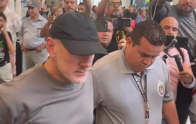 Llega a Guadalajara el nuevo DT de Chivas (VIDEO)